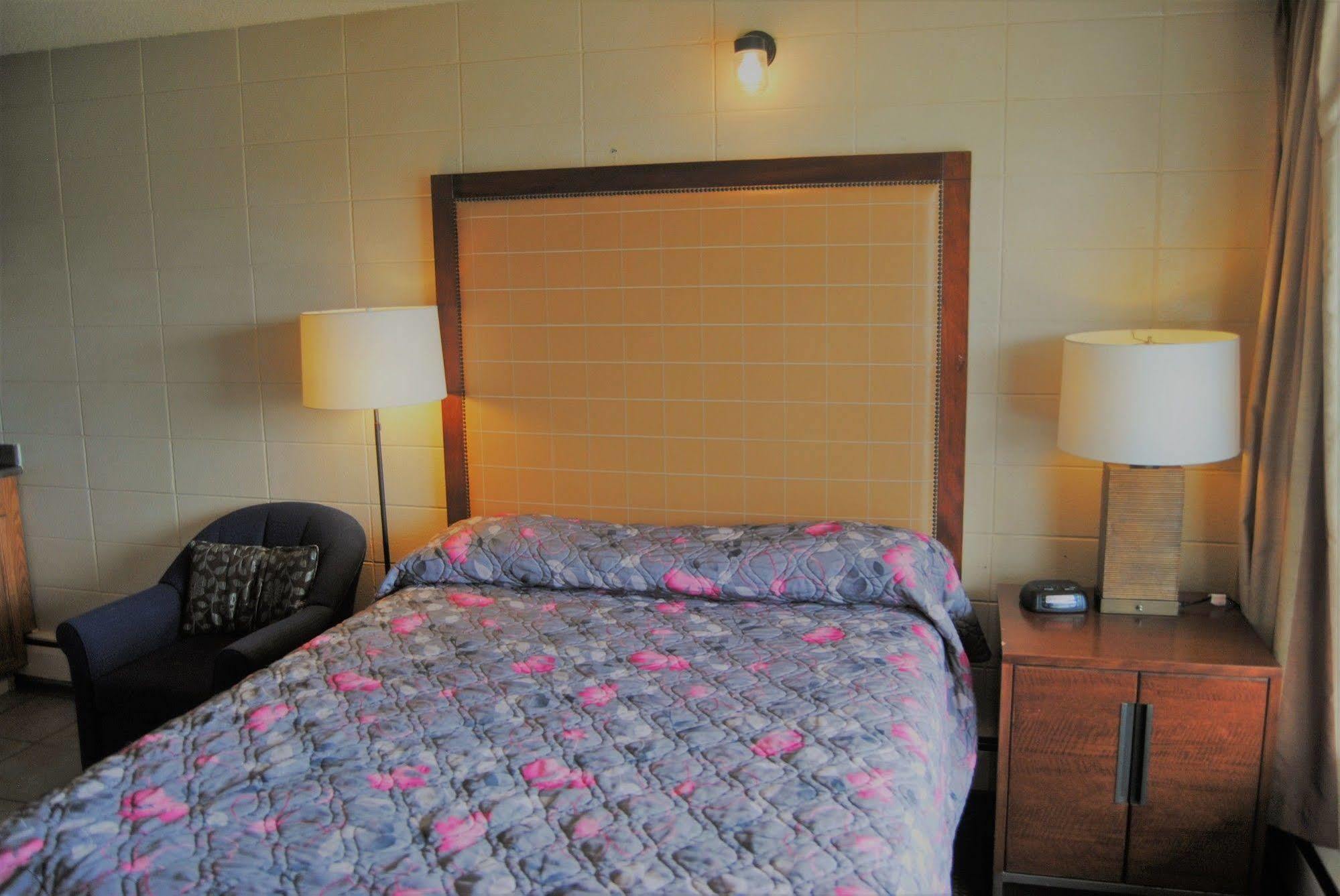 Derrick Motel Edmonton Buitenkant foto